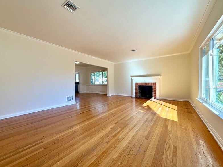 Building Photo - 1369 Norton Ave