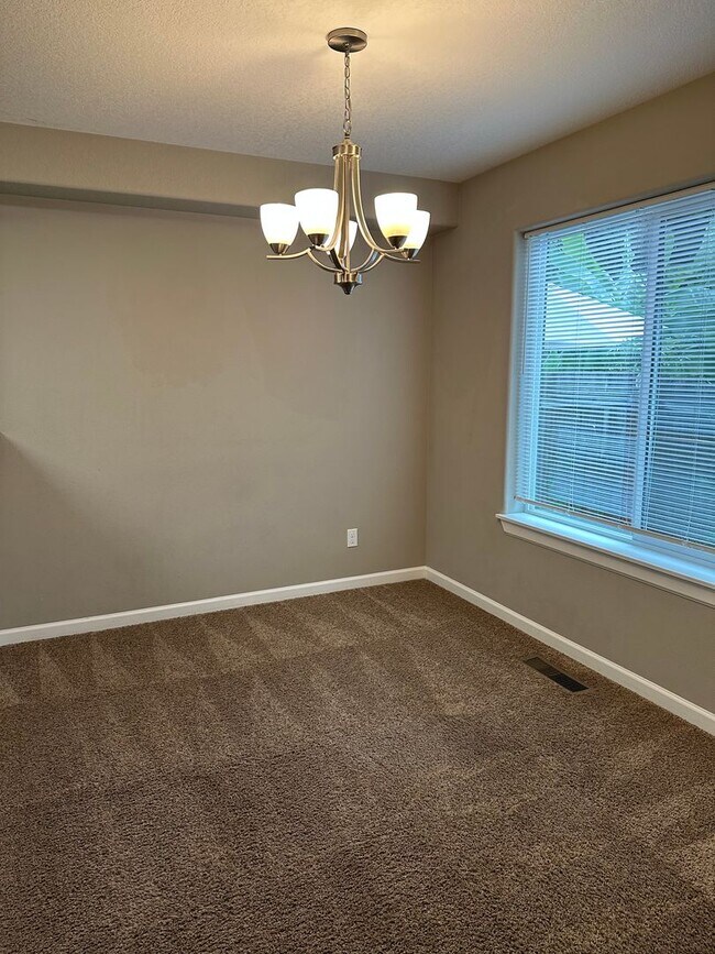 Building Photo - Very Nice & Clean 3 Bedroom 2 1/2 Bath 2 S...