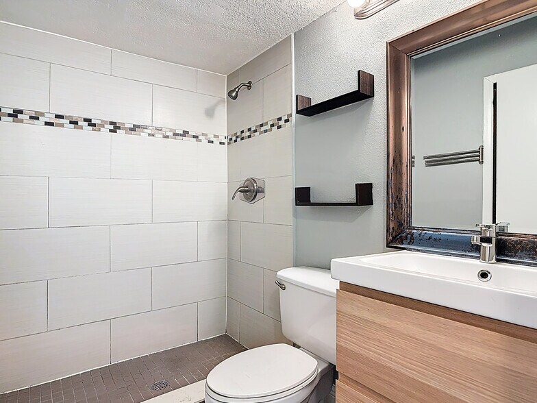 Building Photo - 4711 Capri Plz