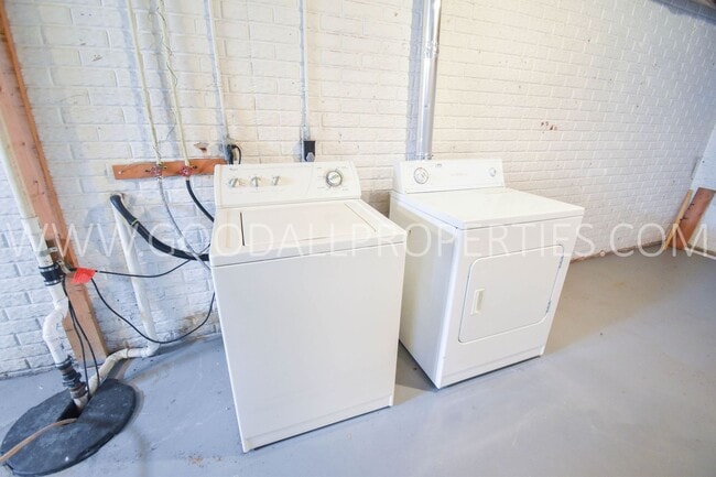 Building Photo - 2 Bedroom 1 bath duplex with unfinished basement near Merle Hay Mall