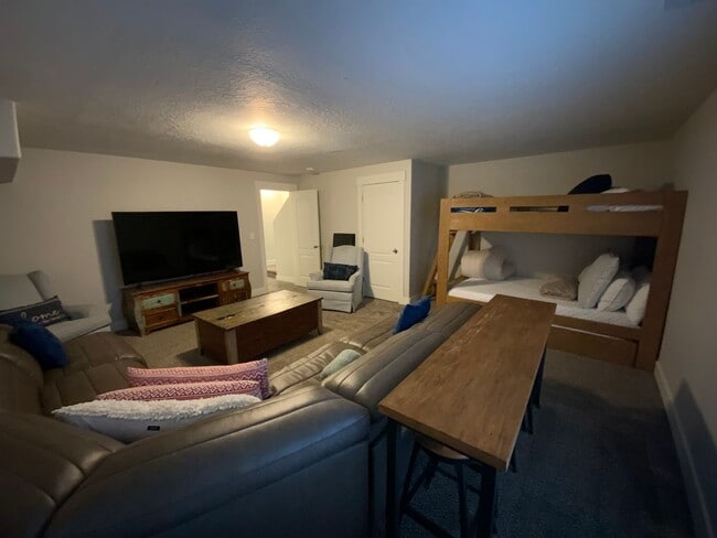 Building Photo - Fully Furnished Townhouse with Lake Views