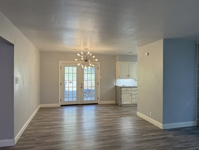 Building Photo - 3601 Oakwood Dr