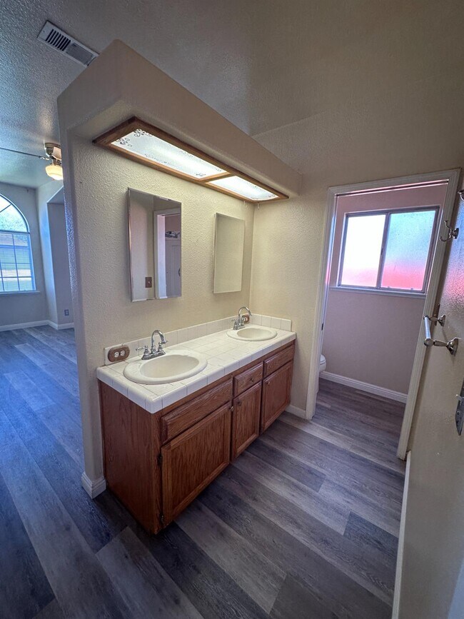 Building Photo - 5560 N Ellendale Ave