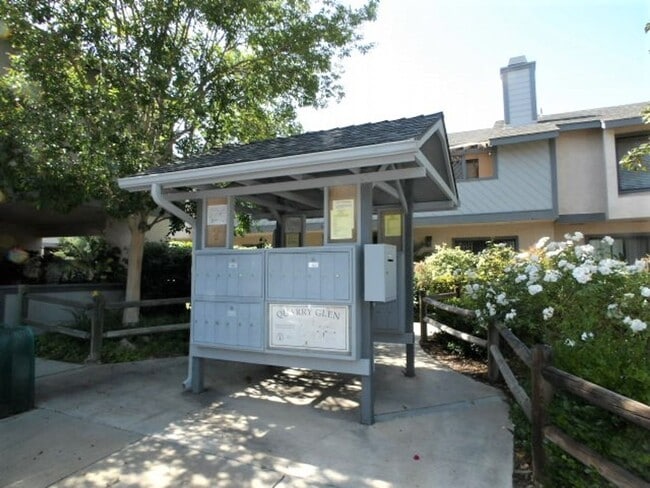 Building Photo - Spacious 2 Bed / 2 Bath Townhome in Resort...