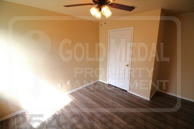 Building Photo - Cozy 3-bed, 2-bath fourplex now available for rent! - Don't miss out!