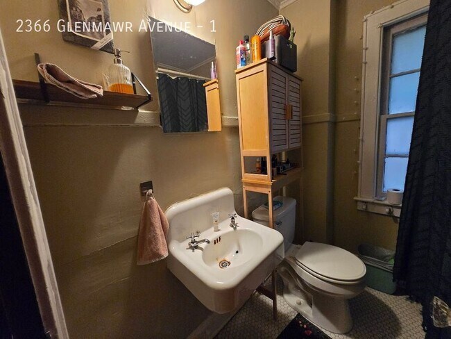 Building Photo - 2366 Glenmawr Ave