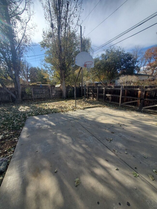 Building Photo - Spacious Ranch Style 4 BR Available in Aug...