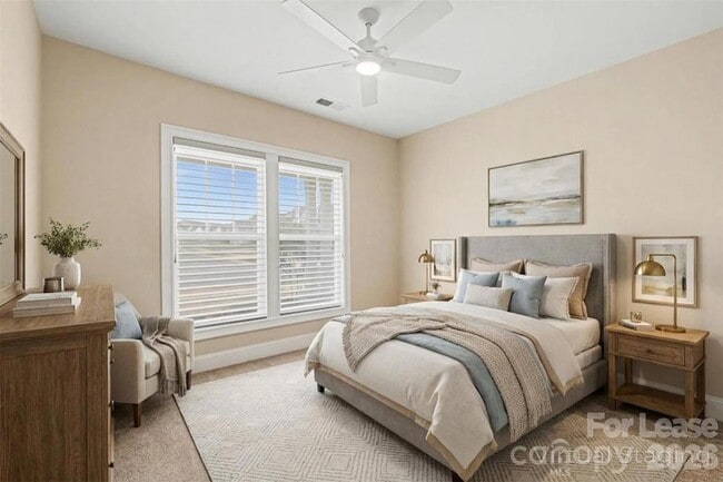 Building Photo - 2026 Lake Como Dr