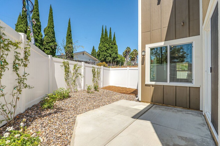 Building Photo - 1527 Wingwood Ln