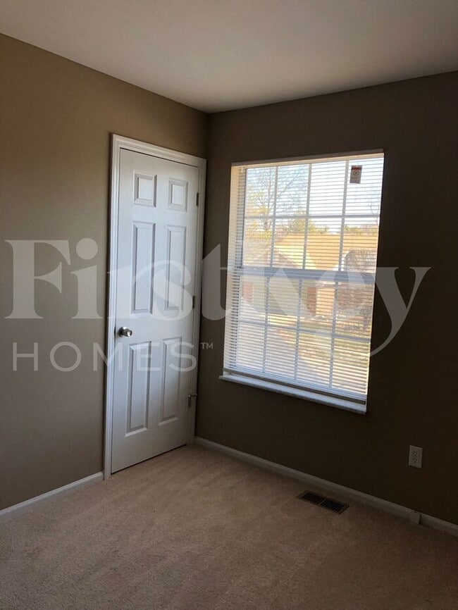 Building Photo - 16727 N Fork Ridge Dr