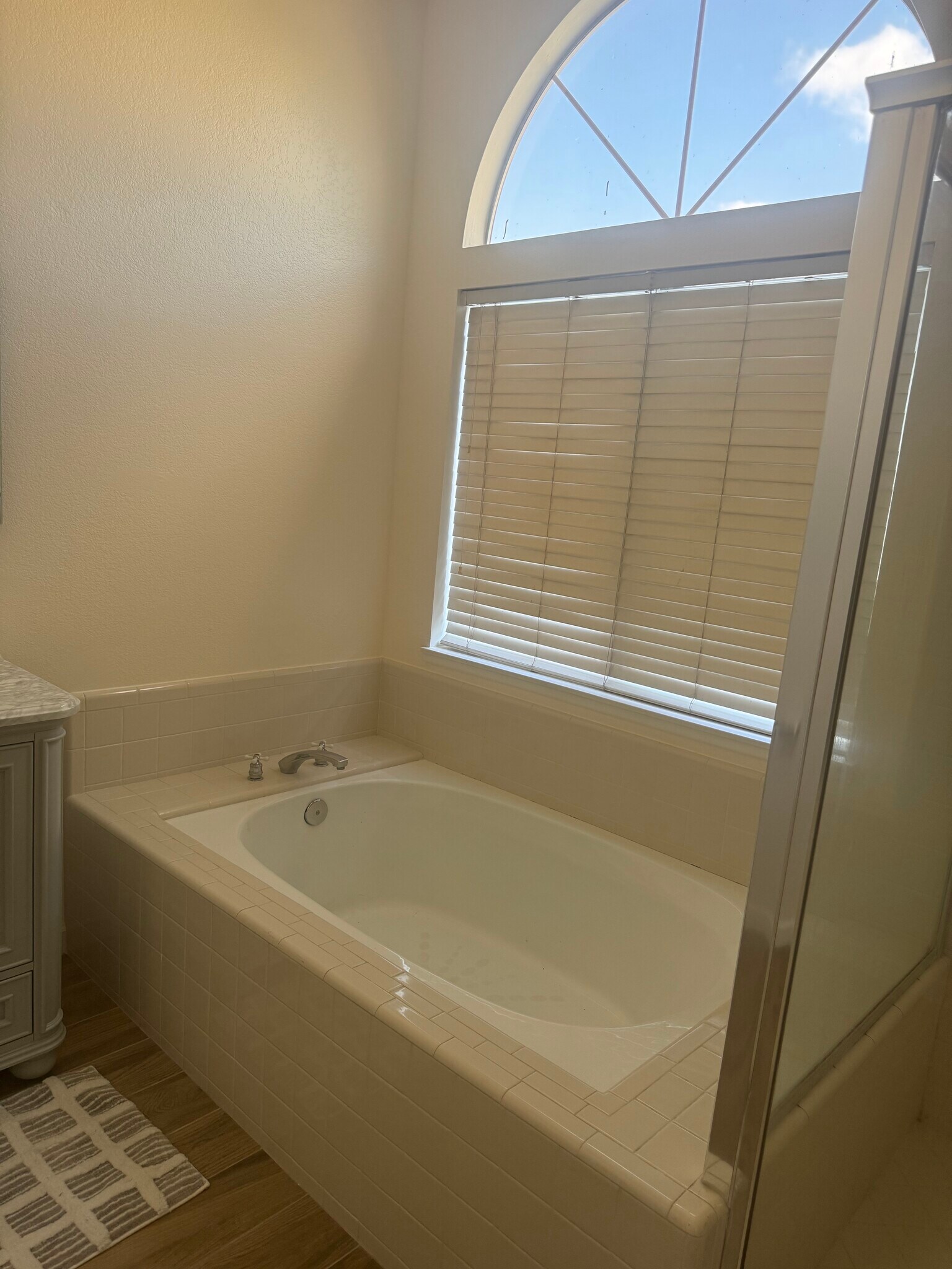 Tub - 12376 Tioga Ct