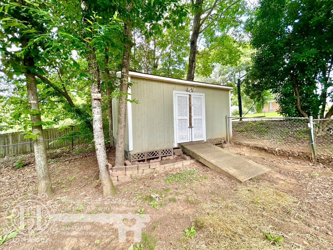 Wired Storage Building - 1121 E Gilbreath St