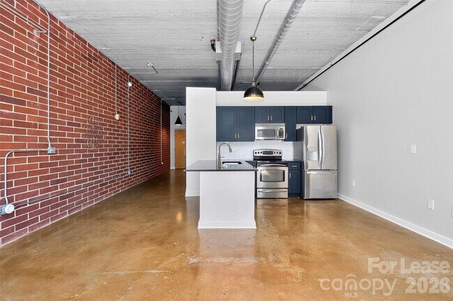 Building Photo - 626 N Graham St