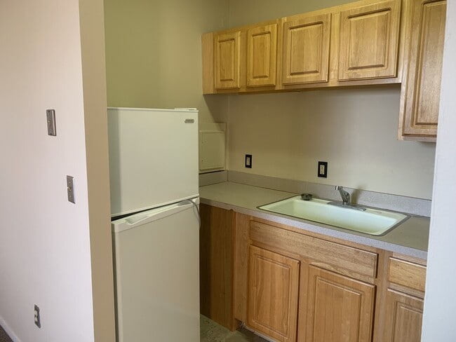 Building Photo - 33-37 W Main St (Courtside Building)