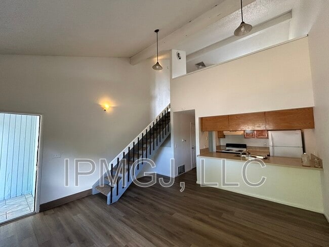 Building Photo - 560 N Sparn St