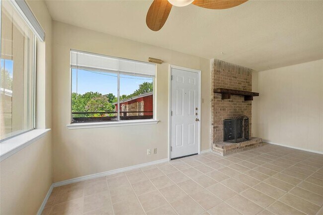Building Photo - 2316 Montclaire St