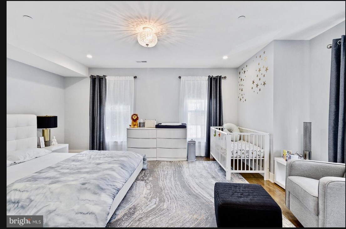 Building Photo - 2536 W Girard Ave