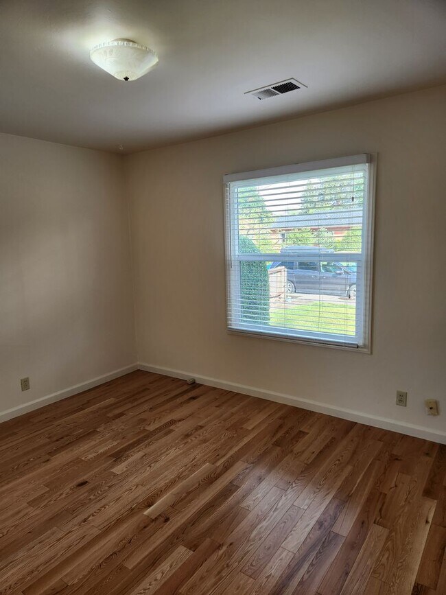 Building Photo - Charming 2 bd, 1 bath near downtown Santa Rosa