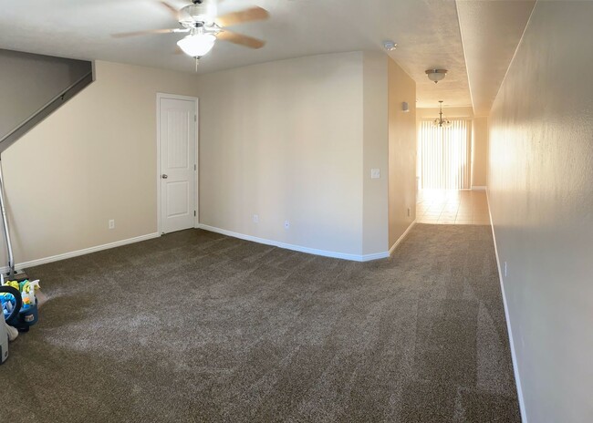 Building Photo - Very nice 3 bedroom 2.5 bath townhome in g...