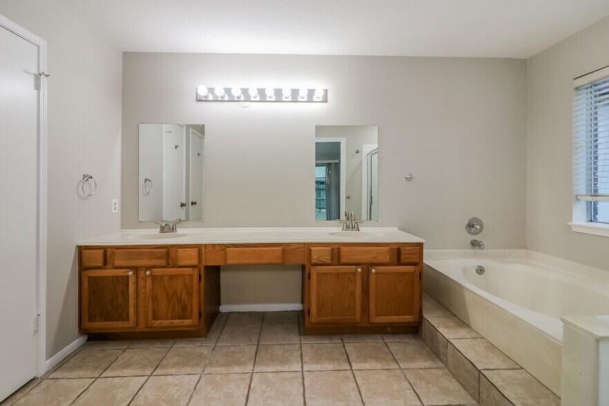 Building Photo - 9423 Bayou Bluff Dr