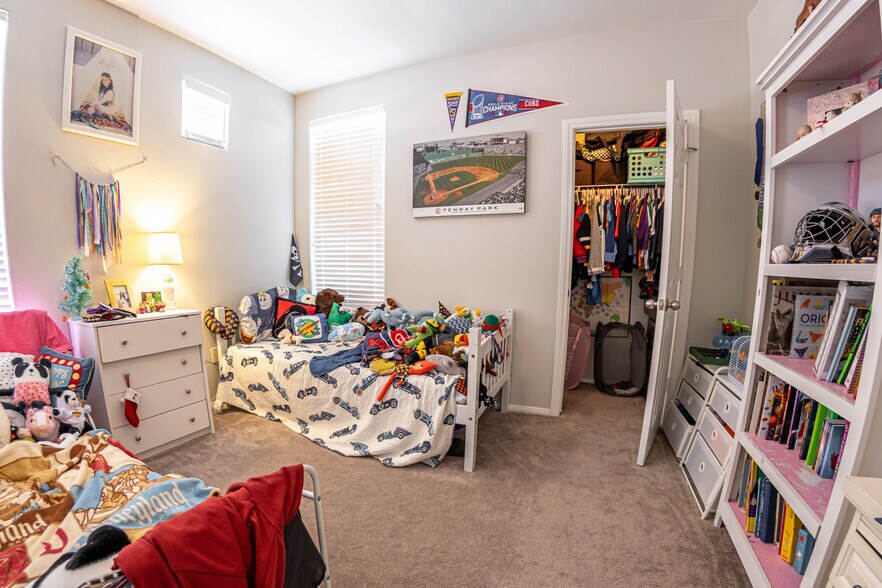 Building Photo - 5855 Valley Dr