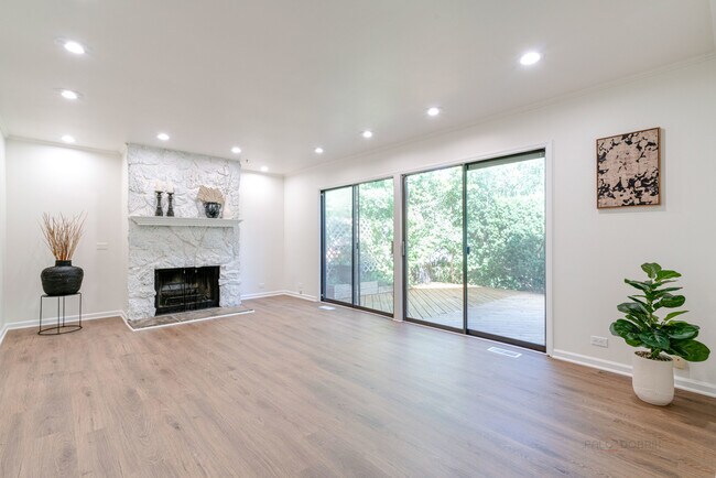 Building Photo - 887 Saybrook Ln