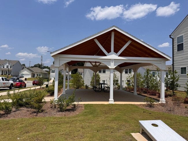 Building Photo - 3BR 2.5BA Townhome