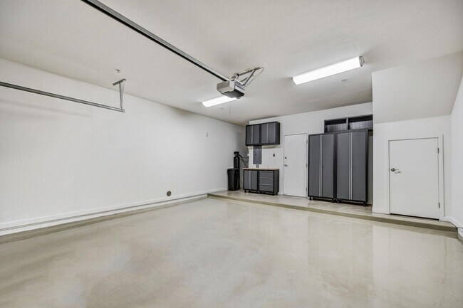 Building Photo - 3935 E Rough Rider Rd