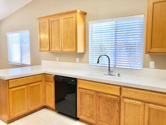 Building Photo - Light & Bright Single-Story Home in the Heart of Fallbrook, Complete with Private, Fully Fenced B...