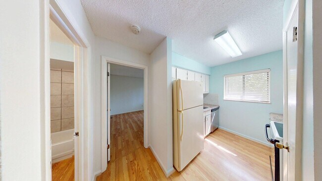 Building Photo - 1BR/ 1BA Condo In Springwood   ** Water In...