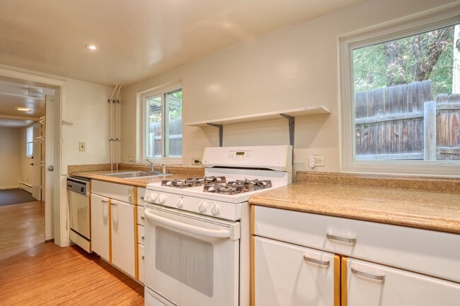 Building Photo - 911 4th St