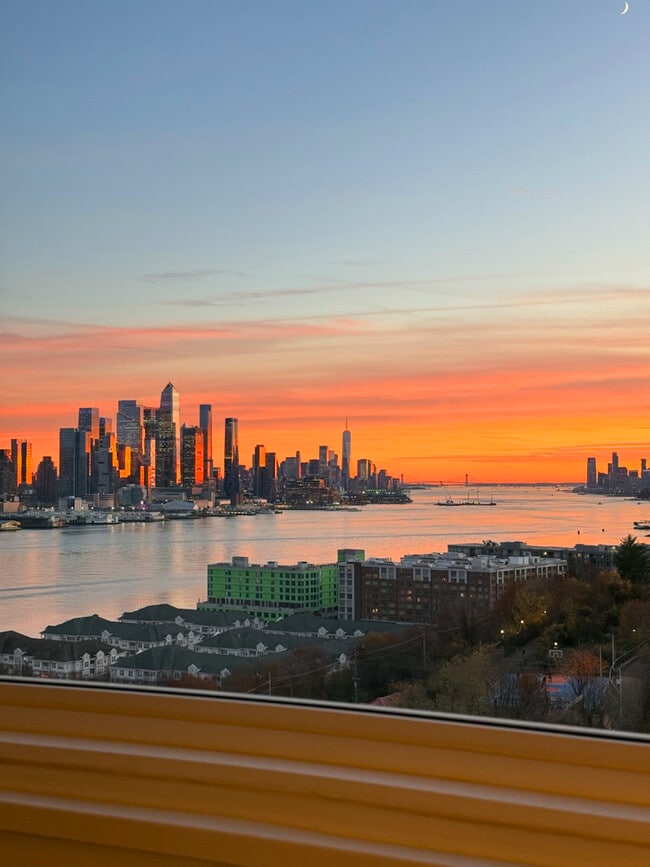 Building Photo - 6515 Boulevard E