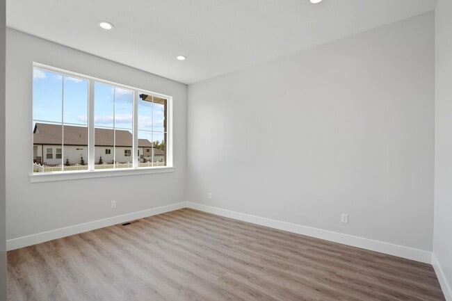 Building Photo - Cozy, Bright, and Spacious Home Nestled in Midway