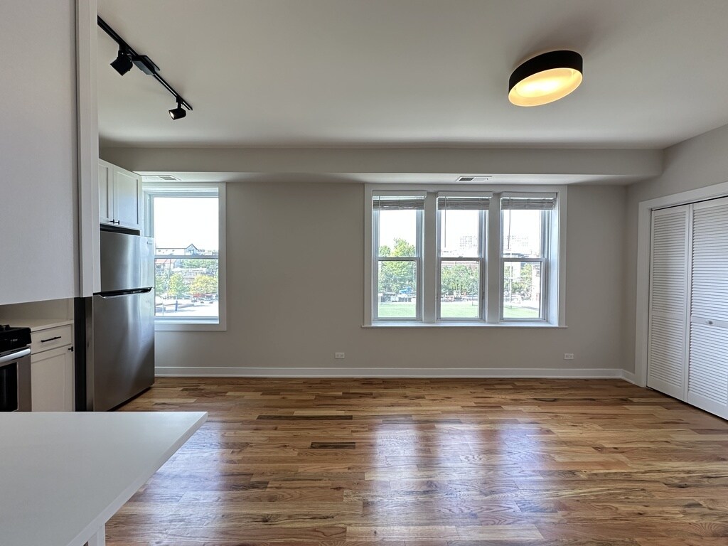 Building Photo - 661 W Wrightwood Ave