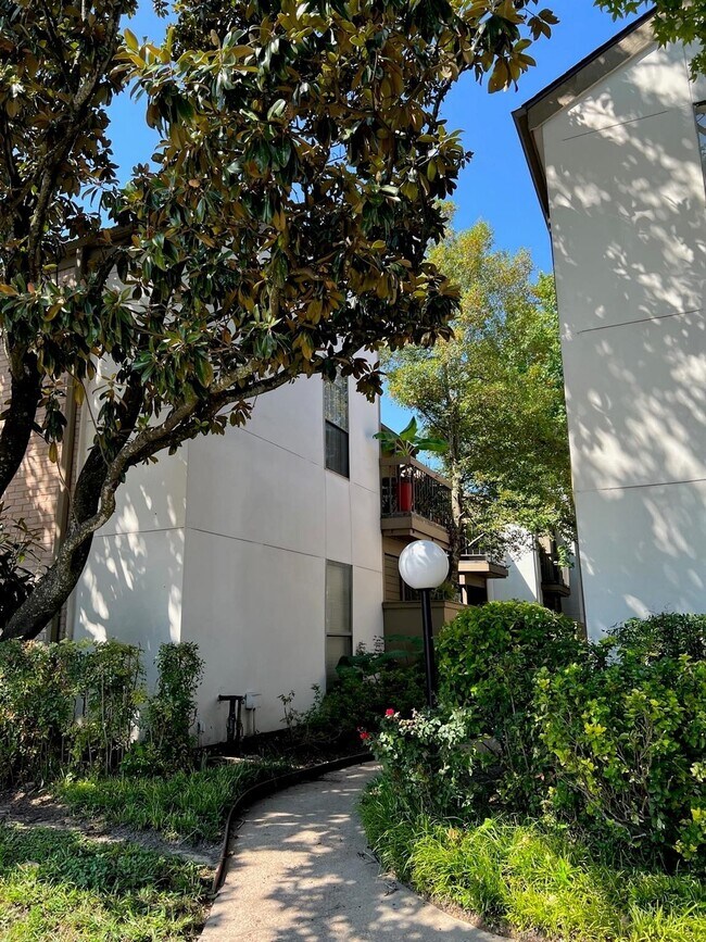 Building Photo - 10047 Westpark Dr