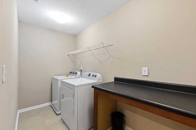 Building Photo - End-Unit 3-Bedroom Gem in Morrisville!