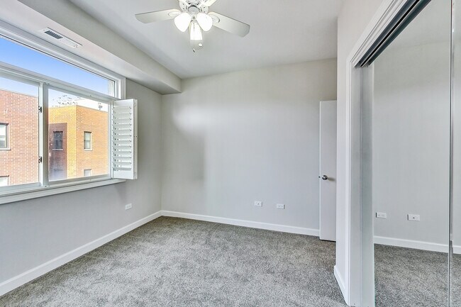 Building Photo - 680 N Green St