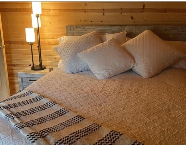 Building Photo - Charming 3 bedroom cabin in gated community