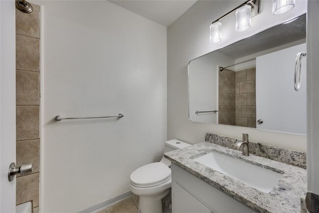 Building Photo - 8803 Westover Club Dr