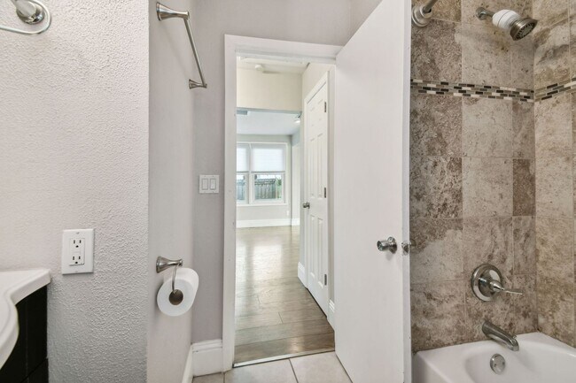 Building Photo - Charming 3 bed 2 bath North Kenwood home w...