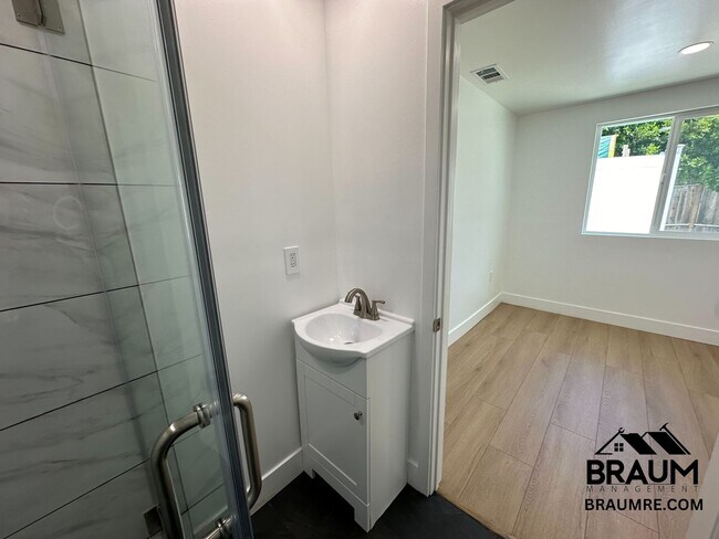 Building Photo - 1111 S Crest Dr