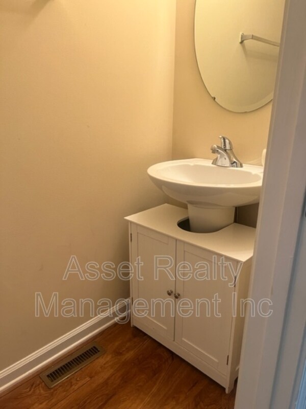 Building Photo - 11011 Woody Dr