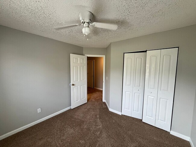 Building Photo - Off Hunter Rd! New Flooring and New Paint