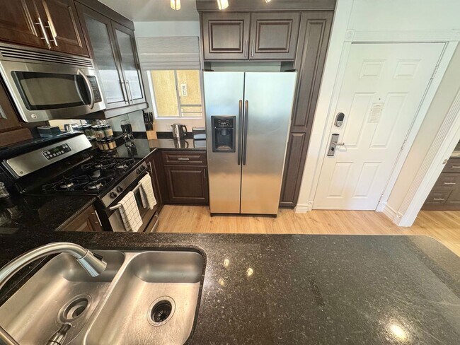 Building Photo - Great opportunity condo in a highly desirable central Las Vegas location