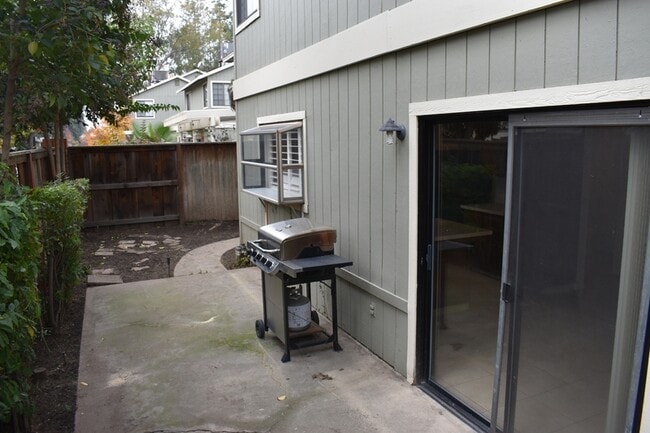 Building Photo - 4727 E Alamos Ave