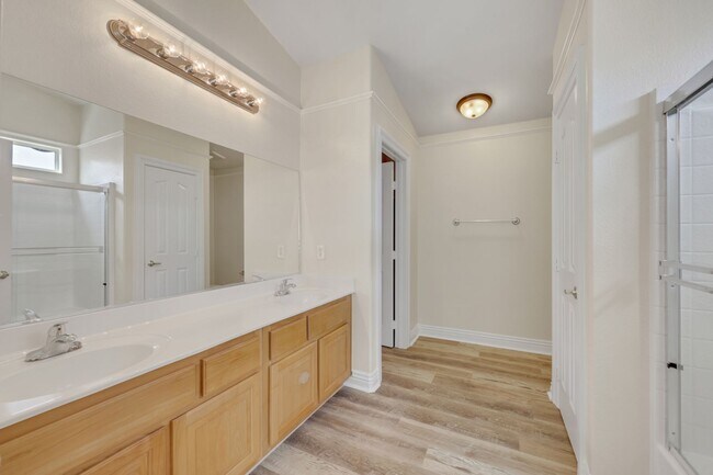 Building Photo - Gorgeous home with new flooring throughout and a Community Pool!