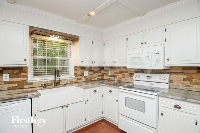 Building Photo - 1593 Pine Shadows Dr