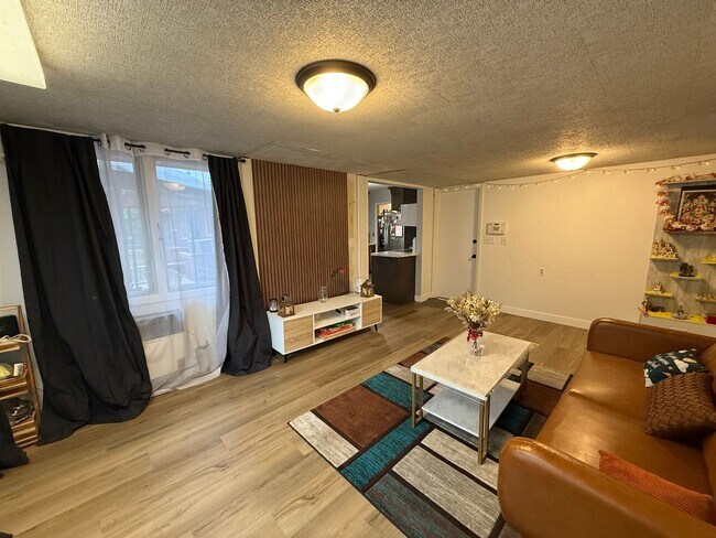 Building Photo - Beautiful 4 bed 2.5 Bath Bloomington SF Ho...