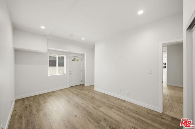 Building Photo - 2910 S Budlong Ave