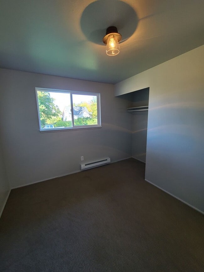 Building Photo - 1200 Stierlen Pl